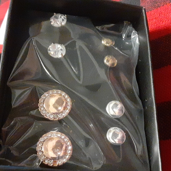 Avon Tritone Stud Earring 4pc Set $12 Free Gift With Purchase - Picture 10 of 10